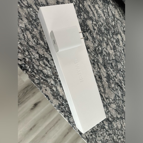 Apple Series 8 Watch - 41MM - Picture 4 of 7